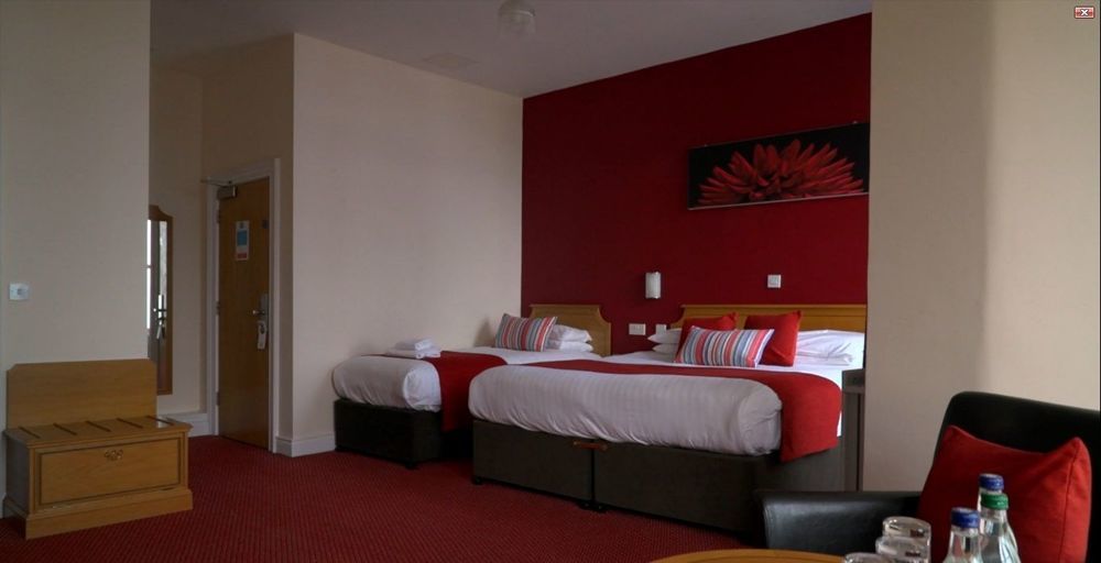 Hotel Portrush Adelphi Zewnętrze zdjęcie A typical hotel room