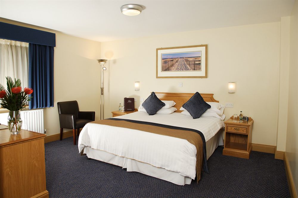 Hotel Portrush Adelphi Zewnętrze zdjęcie A bedroom at the hotel