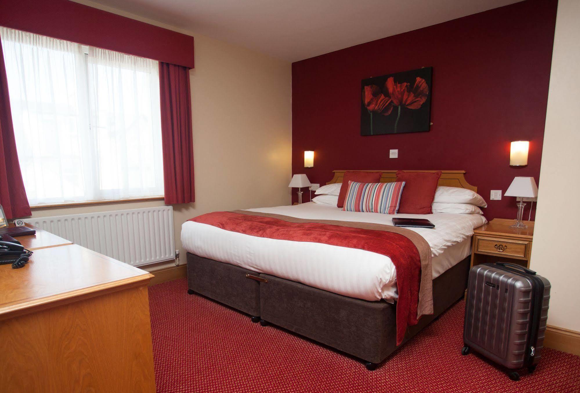 Hotel Portrush Adelphi Zewnętrze zdjęcie A typical bedroom at the hotel